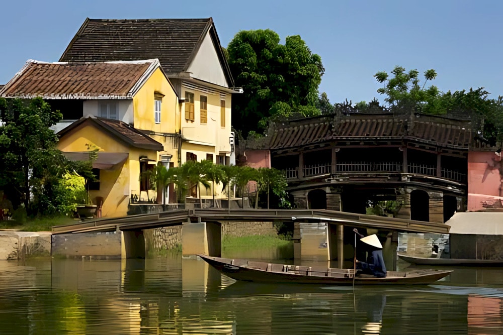 A boat ride along the Hoai River